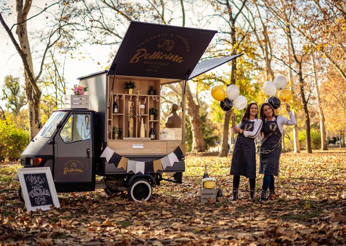 A Bollicina Piaggio Ape prosecco bár egy őszi parkban, lufikkal és a Bollicina csapatával